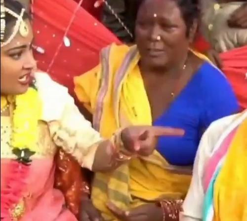 Cô dâu chỉ tay vào chú rể để mắng nhiếc. Ảnh: Niranjan Mahapatra. Cô dâu chỉ tay vào chú rể để mắng nhiếc. Ảnh: Niranjan Mahapatra.