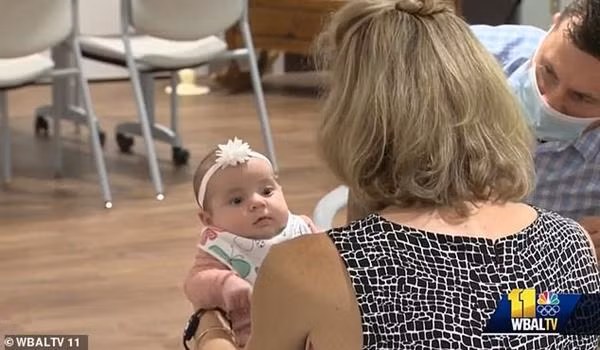 Bà Patten và cháu gái mới chào đời. Ảnh: WBALTV 11.