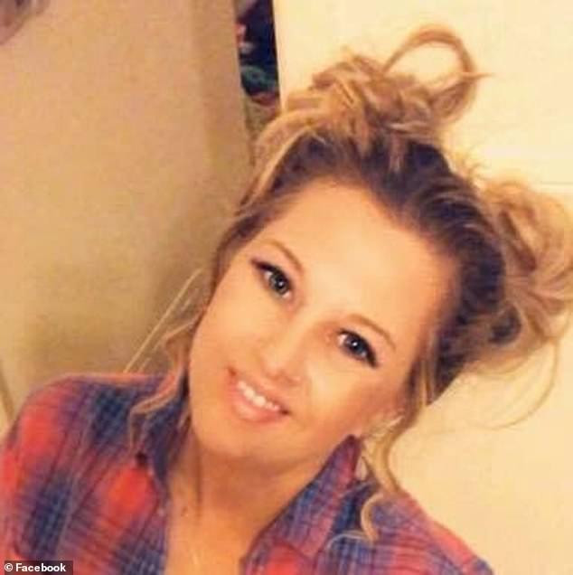 Bà Laura, 45 tuổi, khi giả dạng làm con gái 22 tuổi. Ảnh: Facebook. Bà Laura, 45 tuổi, khi giả dạng làm con gái 22 tuổi. Ảnh: Facebook.