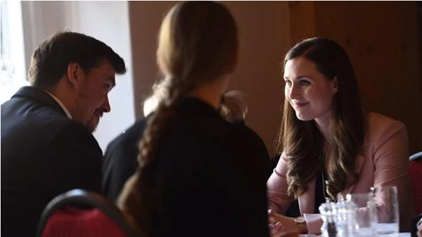 Bà Sanna Marin (phải) đang bị cáo buộc là dùng tiền công để ăn sáng. Ảnh: Yahoo. Bà Sanna Marin (phải) đang bị cáo buộc là dùng tiền công để ăn sáng. Ảnh: Yahoo.