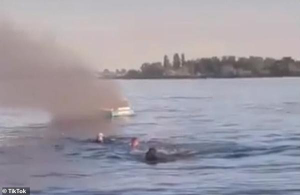 3 người vừa xúc phạm người khác lại phải bơi đi kêu cứu. Ảnh: TikTok. 3 người vừa xúc phạm người khác lại phải bơi đi kêu cứu. Ảnh: TikTok.