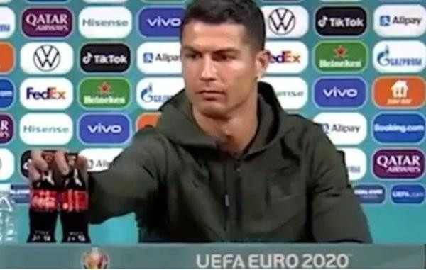 Tất cả bắt đầu từ hành động này của Ronaldo. Ảnh: YouTube. Tất cả bắt đầu từ hành động này của Ronaldo. Ảnh: YouTube.