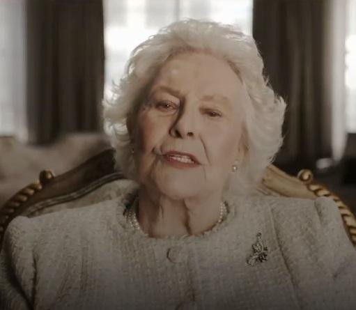 Nhân vật Nữ hoàng bị cho là trông không hề giống thật. (Ảnh chụp màn hình). Nhân vật Nữ hoàng bị cho là trông không hề giống thật. (Ảnh chụp màn hình).