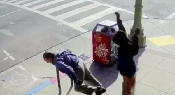 Một ông cụ người gốc Á bị đẩy ngã trên đường phố ở Mỹ. Ảnh: KCRA.