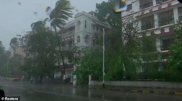 Mưa to, gió giật ở Mumbai, trung tâm tài chính của Ấn Độ, trước khi bão Tauktae đổ bộ. Ảnh: Reuters.
