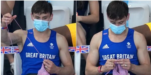 Tom Daley đan len trên khán đài. Ảnh: Joe Giddens/ PA Images/ Getty Images. Tom Daley đan len trên khán đài. Ảnh: Joe Giddens/ PA Images/ Getty Images.