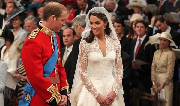 Kate Middleton đeo nhẫn đính hôn của mẹ chồng trong ngày cưới. Ảnh: Getty. Kate Middleton đeo nhẫn đính hôn của mẹ chồng trong ngày cưới. Ảnh: Getty.