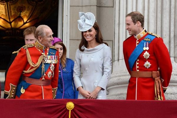 Hoàng thân Philip và vợ chồng William - Kate. Ảnh: Doug Peters/ EMPICS Entertainment.
