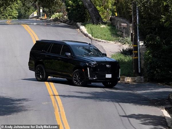 Một lúc sau thì xe về đến nhà Harry - Meghan ở Montecito. Ảnh: Andy Johnstone/ Daily Mail. Một lúc sau thì xe về đến nhà Harry - Meghan ở Montecito. Ảnh: Andy Johnstone/ Daily Mail.