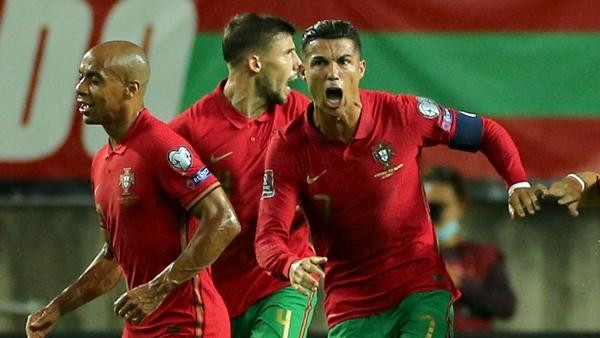 Ronaldo lại vừa đưa Bồ Đào Nha đến chiến thắng 2-1. Ảnh: Sky Sports. Ronaldo lại vừa đưa Bồ Đào Nha đến chiến thắng 2-1. Ảnh: Sky Sports.