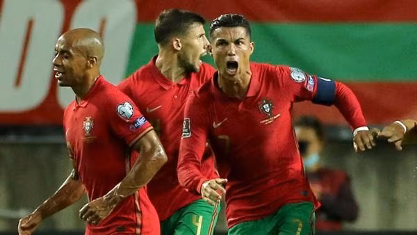 Ronaldo lại vừa đưa Bồ Đào Nha đến chiến thắng 2-1. Ảnh: Sky Sports.