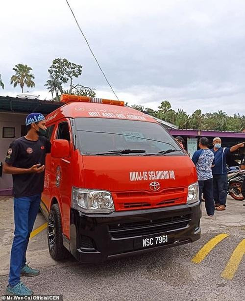 Xe cấp cứu đã đến ngay nhưng nam sinh không qua khỏi. Ảnh: Wan Cai Official/ CEN.