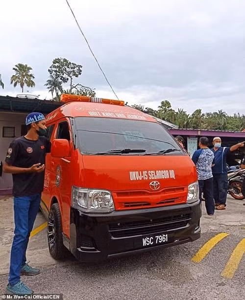 Xe cấp cứu đã đến ngay nhưng nam sinh không qua khỏi. Ảnh: Wan Cai Official/ CEN. Xe cấp cứu đã đến ngay nhưng nam sinh không qua khỏi. Ảnh: Wan Cai Official/ CEN.