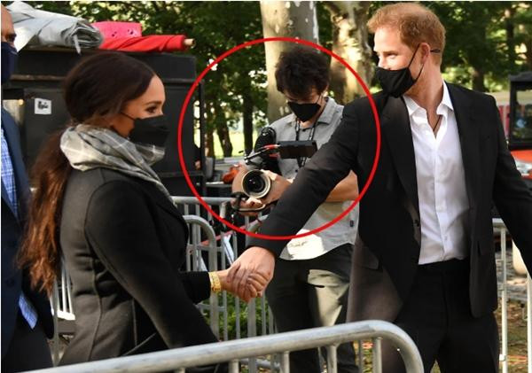 Meghan luôn mặc đồ như giữa mùa đông trong khi nhiếp ảnh gia của cô mặc áo phông cộc tay. Ảnh: Kevin Mazur/ Getty Images. Meghan luôn mặc đồ như giữa mùa đông trong khi nhiếp ảnh gia của cô mặc áo phông cộc tay. Ảnh: Kevin Mazur/ Getty Images.