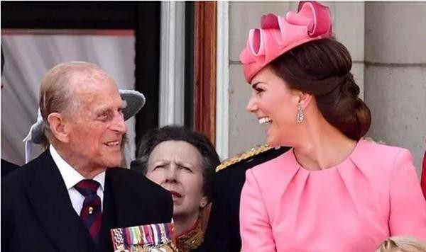 William cũng viết, Hoàng thân Philip đối xử với Kate rất tử tế. Ảnh: Getty. William cũng viết, Hoàng thân Philip đối xử với Kate rất tử tế. Ảnh: Getty.