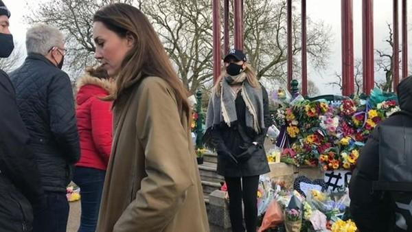 Kate đến đặt bó hoa ở điểm tưởng niệm Sarah Everard. Ảnh: Sky News. Kate đến đặt bó hoa ở điểm tưởng niệm Sarah Everard. Ảnh: Sky News.