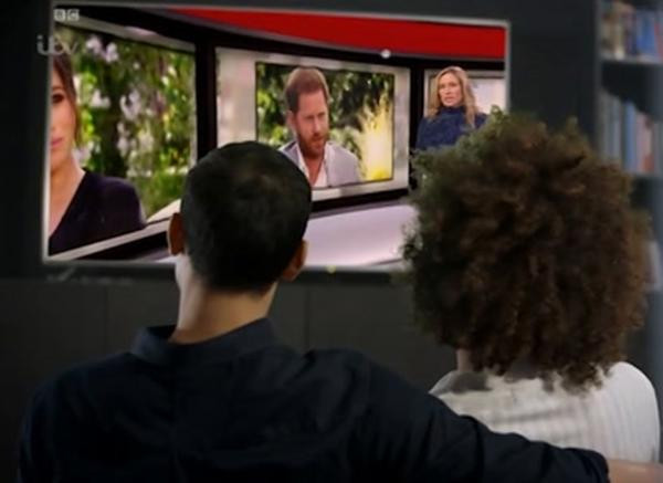 Khi hình ảnh từ cuộc phỏng vấn của Harry - Meghan được chiếu tại NTA, khán giả bắt đầu la ó. Ảnh: ITV. Khi hình ảnh từ cuộc phỏng vấn của Harry - Meghan được chiếu tại NTA, khán giả bắt đầu la ó. Ảnh: ITV.