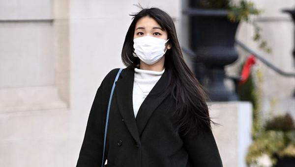 Mako có ánh mắt dịu dàng nhưng rất kiên định. Ảnh: Elder Ordonez/ SplashNews.com/ Mail Online.