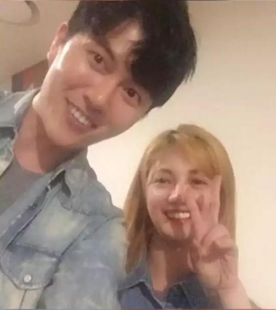 Noreen chụp ảnh cùng diễn viên Jae Hee. Ảnh: Joyce in Korea. Noreen chụp ảnh cùng diễn viên Jae Hee. Ảnh: Joyce in Korea.