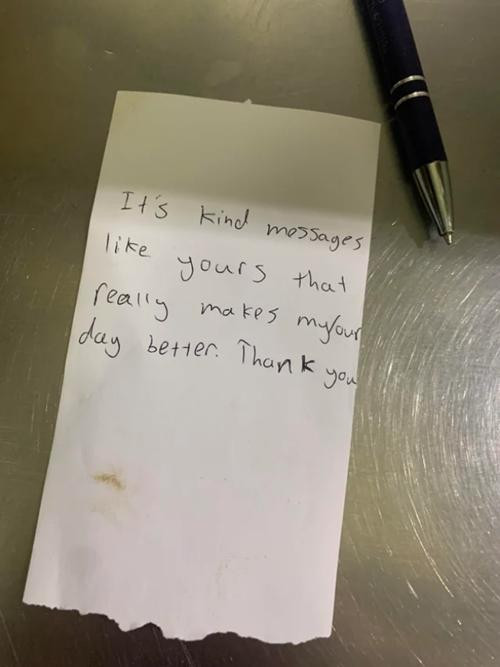 Nhân viên quán ăn cũng cảm ơn khách vì đã viết một lời nhắn tử tế. Ảnh: RPB.