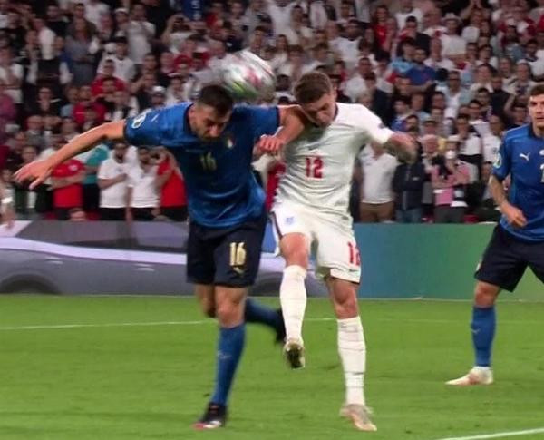 Một góc chụp gần cho thấy bóng chạm vai Cristante thì đúng hơn là chạm tay. Ảnh: BBC. Một góc chụp gần cho thấy bóng chạm vai Cristante thì đúng hơn là chạm tay. Ảnh: BBC.