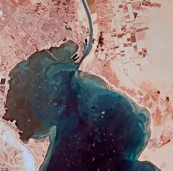 Nhiều tàu phải chờ đợi khi chưa được vào kênh đào Suez. Ảnh: AP. Nhiều tàu phải chờ đợi khi chưa được vào kênh đào Suez. Ảnh: AP.