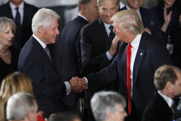 Cựu Tổng thống Clinton cũng công nhận tài tạo dựng thương hiệu của ông Trump. Ảnh: Aaron P. Bernstein/ Getty Images. Cựu Tổng thống Clinton cũng công nhận tài tạo dựng thương hiệu của ông Trump. Ảnh: Aaron P. Bernstein/ Getty Images.