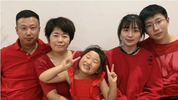 Adam Feng cùng bố mẹ, em gái và bạn gái. Ảnh: News AU. Adam Feng cùng bố mẹ, em gái và bạn gái. Ảnh: News AU.