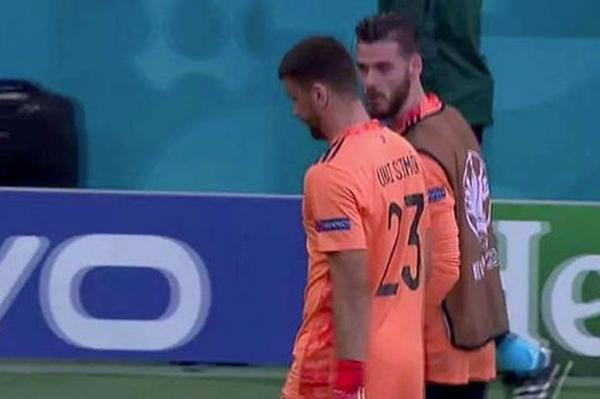 De Gea cho thấy đẳng cấp và sự tử tế của mình bằng cách ra động viên Simon, mặc dù chính anh đang phải ngồi dự bị. Ảnh: MEN. De Gea cho thấy đẳng cấp và sự tử tế của mình bằng cách ra động viên Simon, mặc dù chính anh đang phải ngồi dự bị. Ảnh: MEN.