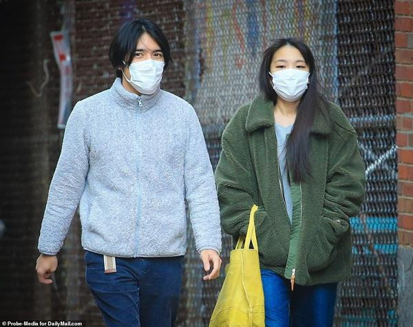 Vợ chồng Mako và Kei Komuro trong cuộc sống mới của họ. Ảnh: Probe-Media for DailyMail. Vợ chồng Mako và Kei Komuro trong cuộc sống mới của họ. Ảnh: Probe-Media for DailyMail.