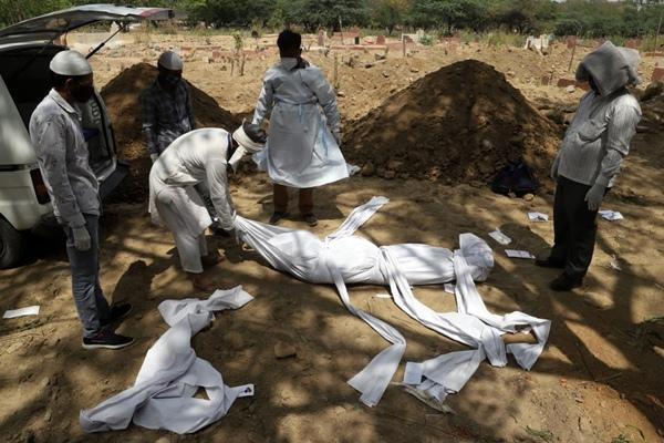Nhiều xác bệnh nhân chỉ được quấn trong tấm vải rồi chôn hoặc đốt. Ảnh: Bhat Burhan/ The Daily Beast. Nhiều xác bệnh nhân chỉ được quấn trong tấm vải rồi chôn hoặc đốt. Ảnh: Bhat Burhan/ The Daily Beast.