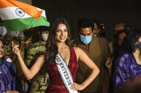 Sandhu vẫy cờ Ấn Độ khi về nước. Ảnh: AFP. Sandhu vẫy cờ Ấn Độ khi về nước. Ảnh: AFP.