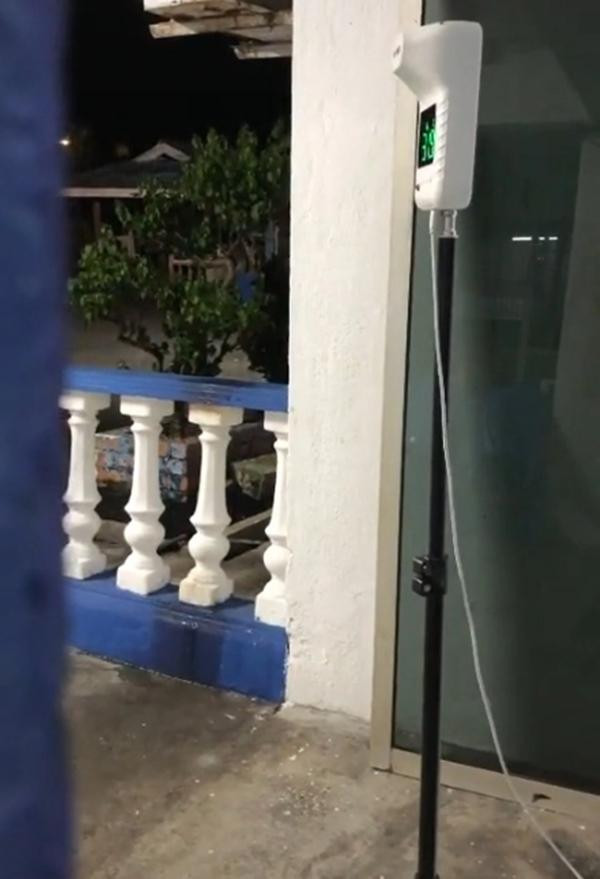 Chiếc máy đo thân nhiệt cứ đo cho "khách vô hình". Ảnh: @Cikna**.