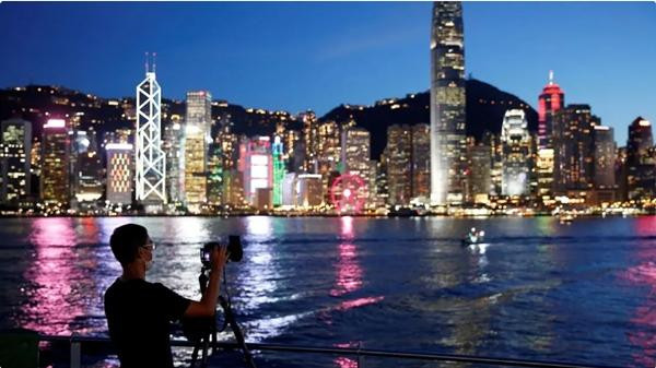 Giá nhà ở Hong Kong cao ngất, nên người ta hy vọng giải thưởng một căn hộ sẽ khiến nhiều người sẵn sàng đi tiêm vắc-xin. Ảnh: Reuters. Giá nhà ở Hong Kong cao ngất, nên người ta hy vọng giải thưởng một căn hộ sẽ khiến nhiều người sẵn sàng đi tiêm vắc-xin. Ảnh: Reuters.