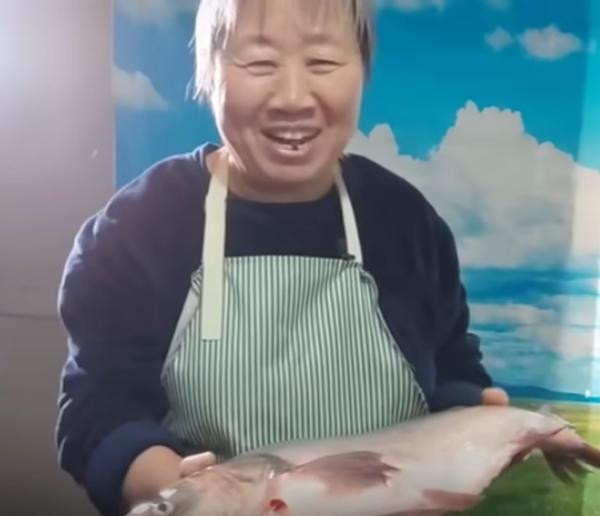 Bà Lu luôn bắt đầu video bằng lời chào hỏi và nụ cười. Ảnh: YouTube. Bà Lu luôn bắt đầu video bằng lời chào hỏi và nụ cười. Ảnh: YouTube.