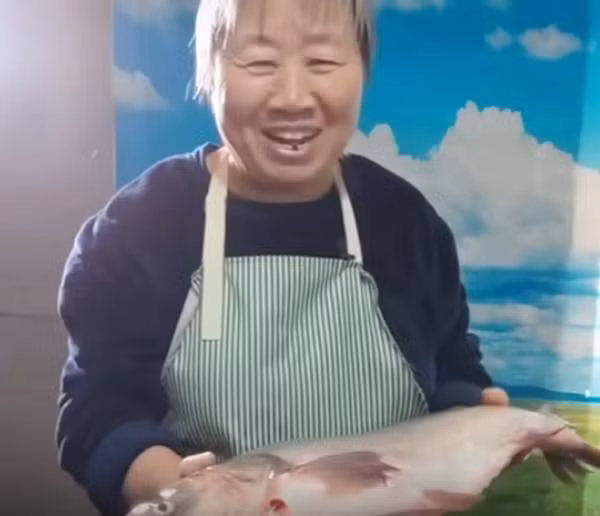 Bà Lu luôn bắt đầu video bằng lời chào hỏi và nụ cười. Ảnh: YouTube.