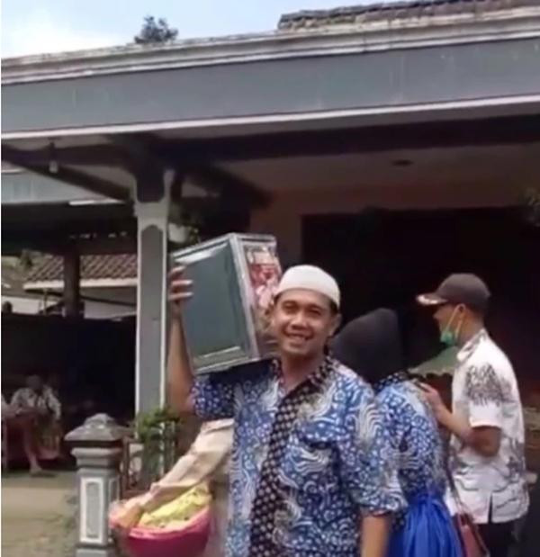 Nhầm rồi nên thu lại lễ vật thôi. Ảnh: Borobudur News.