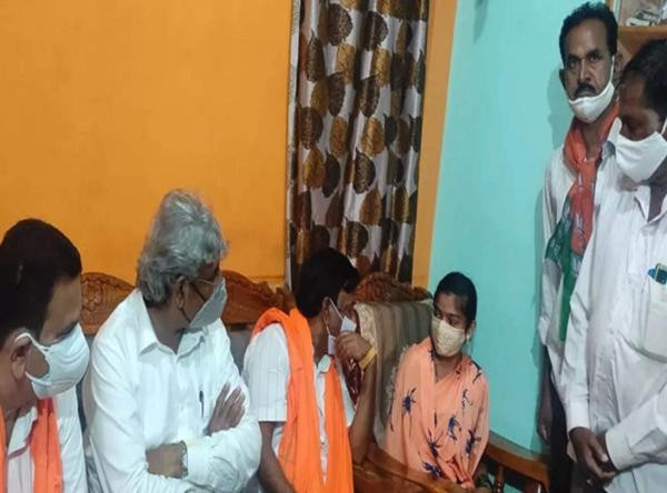 Ông Narayanaswamy đến nhà một quân nhân vẫn đang sống để... chia buồn. Ảnh: India Times.