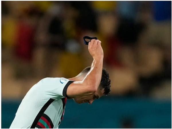 Ronaldo thất vọng sau khi Bồ Đào Nha thua Bỉ 0-1. Ảnh: THANASSIS STAVRAKIS/ Insider.