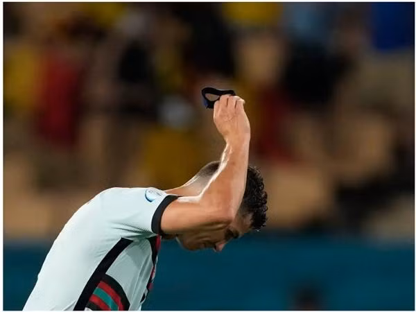 Ronaldo thất vọng sau khi Bồ Đào Nha thua Bỉ 0-1. Ảnh: THANASSIS STAVRAKIS/ Insider.