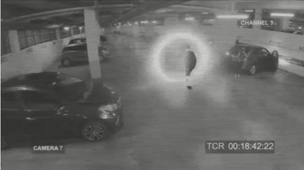 Một người thử bước vào cái vòng tròn sáng và cả người lẫn vòng đều biến mất. Ảnh: WOB.