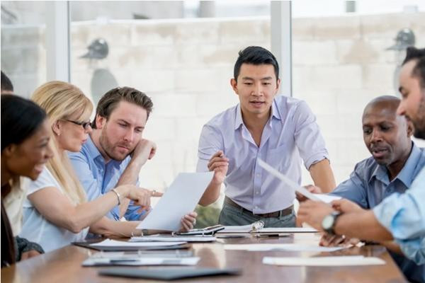 Simu Liu trong một bức ảnh "bình dân". Ảnh: FatCamera/ Getty Images. Simu Liu trong một bức ảnh "bình dân". Ảnh: FatCamera/ Getty Images.