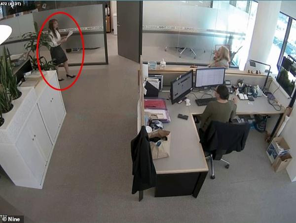 Bà Jolley in thư đe dọa ngay tại trường và cầm đi gửi đến địa chỉ của mình. Ảnh: Nine. Bà Jolley in thư đe dọa ngay tại trường và cầm đi gửi đến địa chỉ của mình. Ảnh: Nine.