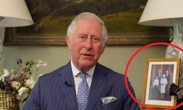 Thái tử Charles trong video mới, bên cạnh ông chỉ có một bức ảnh, khác hẳn với mọi lần. Ảnh: Clarence House.