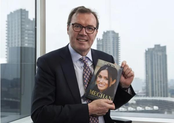 Tác giả và cuốn sách "Meghan: Một Công nương Hollywood". Ảnh: AFP. Tác giả và cuốn sách "Meghan: Một Công nương Hollywood". Ảnh: AFP.