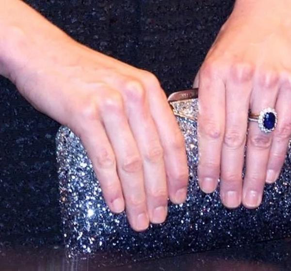 Ngoài nhẫn cưới, Kate gần như luôn đeo cả nhẫn đính hôn cũ của mẹ chồng. Ảnh: Getty. Ngoài nhẫn cưới, Kate gần như luôn đeo cả nhẫn đính hôn cũ của mẹ chồng. Ảnh: Getty.