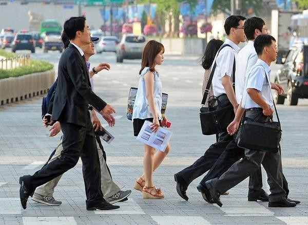 Con người ít cười dần đi từ tuổi 23, khi bắt đầu đi làm. Ảnh minh họa: HR Asia. Con người ít cười dần đi từ tuổi 23, khi bắt đầu đi làm. Ảnh minh họa: HR Asia.