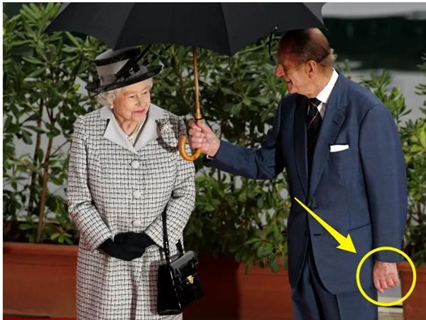 Kết hôn hơn 70 năm nhưng Hoàng thân Philip không đeo nhẫn cưới. Ảnh: Matt Dunham/ AP. Kết hôn hơn 70 năm nhưng Hoàng thân Philip không đeo nhẫn cưới. Ảnh: Matt Dunham/ AP.