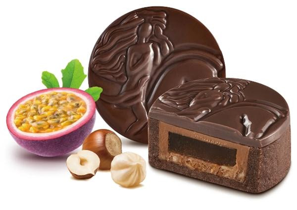 Sôcôla "giả vờ" làm bánh trung thu. Ảnh: Klook.