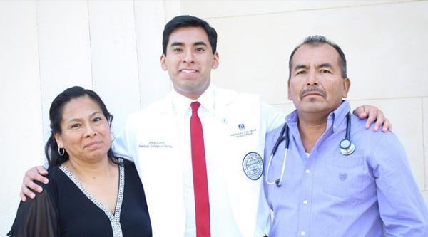 Bố mẹ là nguồn cảm hứng để Juárez nỗ lực học và trở thành Tiến sĩ Y khoa. Ảnh: Erick Martínez Juárez. Bố mẹ là nguồn cảm hứng để Juárez nỗ lực học và trở thành Tiến sĩ Y khoa. Ảnh: Erick Martínez Juárez.